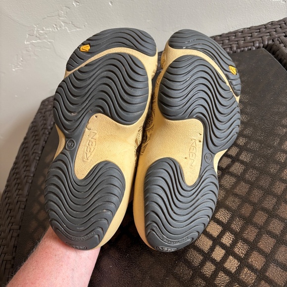 Keen Yogui Arts Slip On Clog Shoes Cafe Latte Paisley Size 7 - Picture 9 of 9